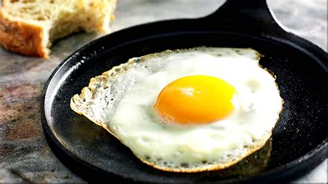 Ovo frito - #PÃOCOMOVO #OVOFRITO Uma dica de como fazer um pão com ovo fritos e calabresa, para o lanche da tarde ou café da manhã.